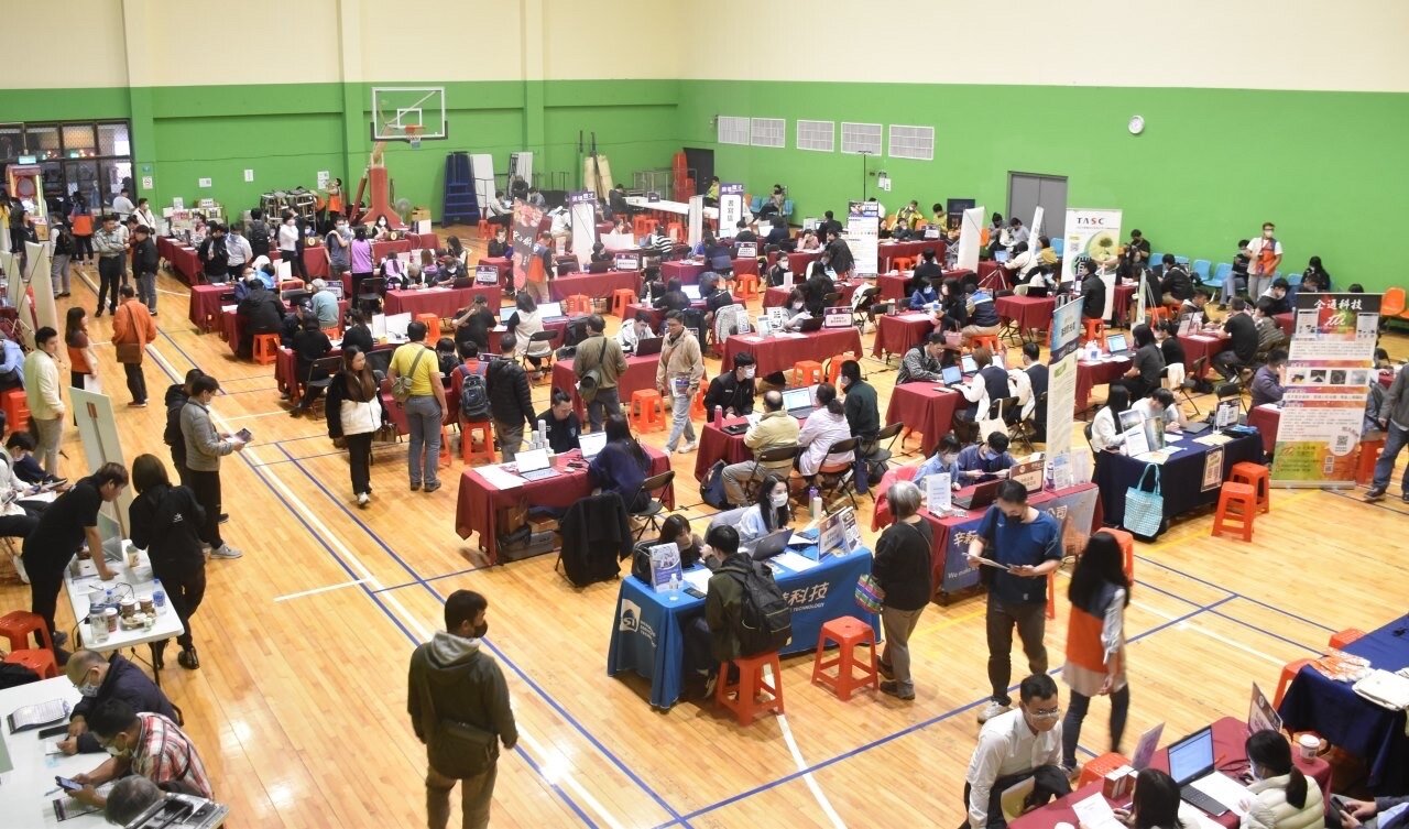 現場邀請40家企業參與,釋出1743個職缺,涵蓋科技業、製造業、餐飲業及服務業。圖:桃竹苗分署提供