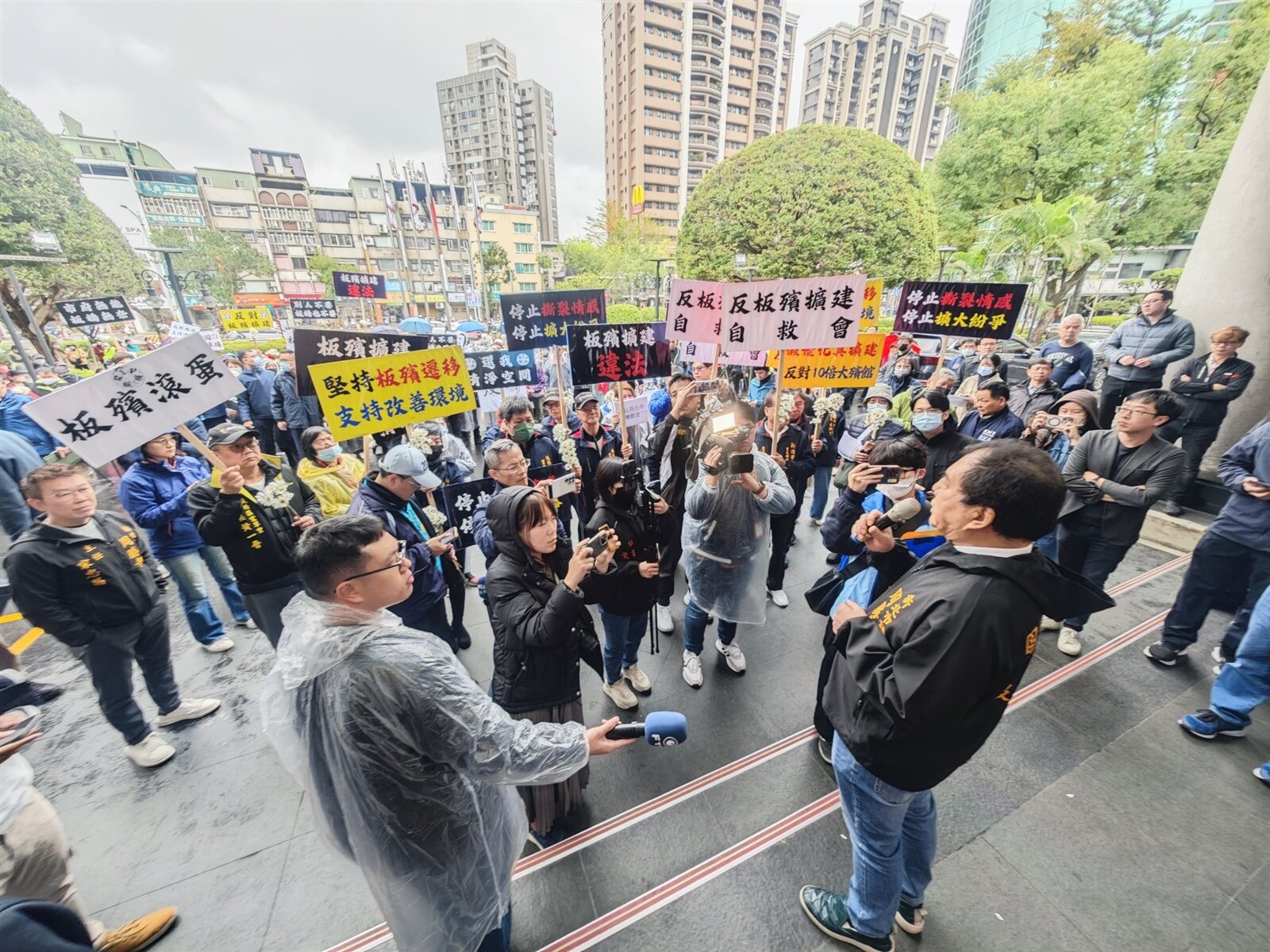 新北市議員周勝考今帶300居民在議會抗議板殯假優化真擴建,要求停止優化方案。記者李定宇/攝影