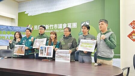 
新竹市立自由車場疑因場地顛簸，20日試騎時世壯運裁判長摔傷，民進黨新竹市議會黨團21日開記者會，市議員高喊「自由車場路不平，新竹人怒火難熄！」口號，要求市府說明並盡快給交代。（王惠慧攝）
