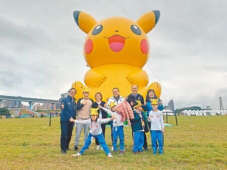 新北市長侯友宜(後排右三)與小朋友在活動現場合影。(張鎧乙攝)