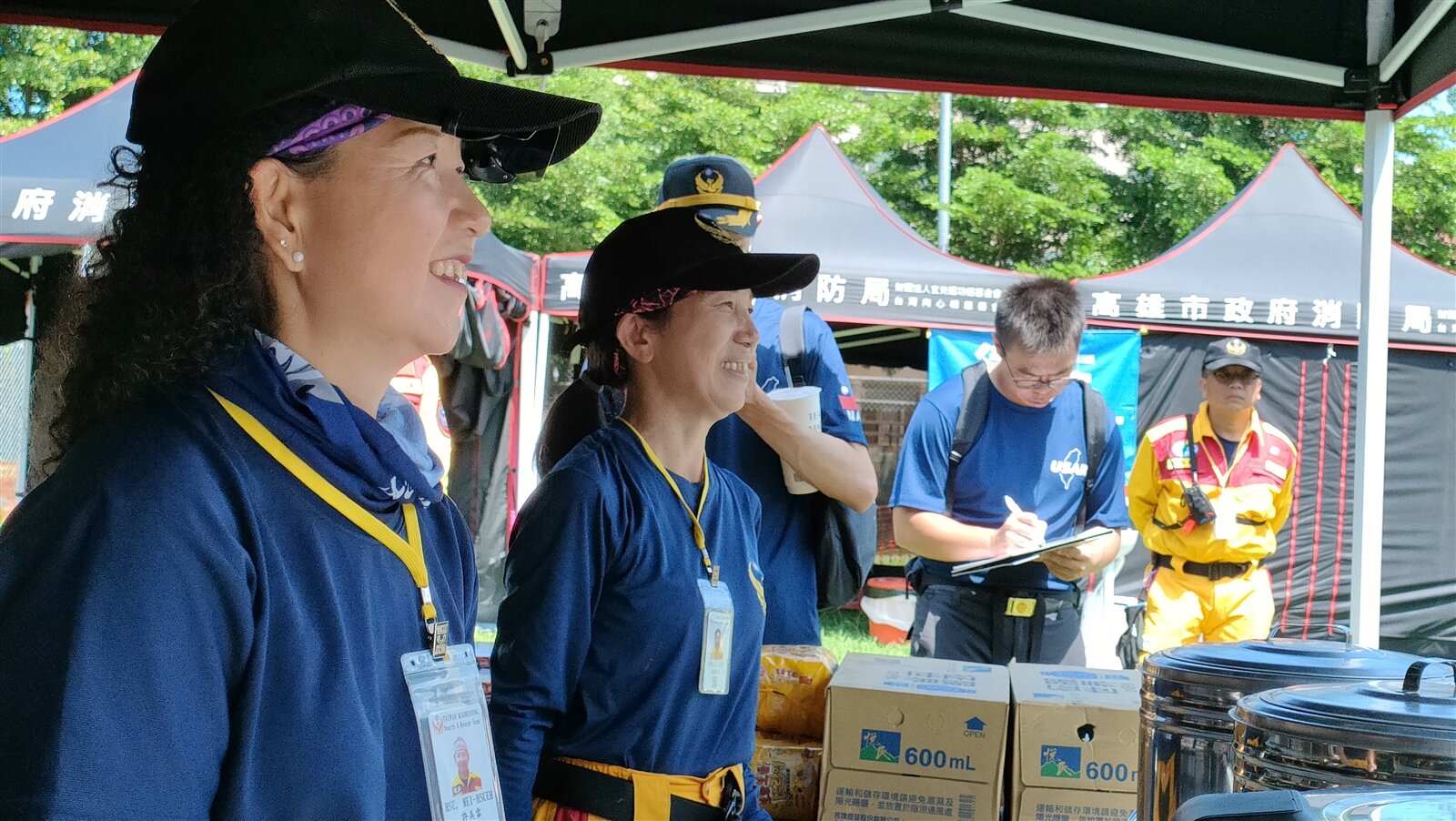 高雄特搜義消隊員許美雪(左)走斑馬線過馬路遭2車撞上送醫不治。圖為去年她參加特搜赴國外出任務前的圖片。記者林保光/攝影
