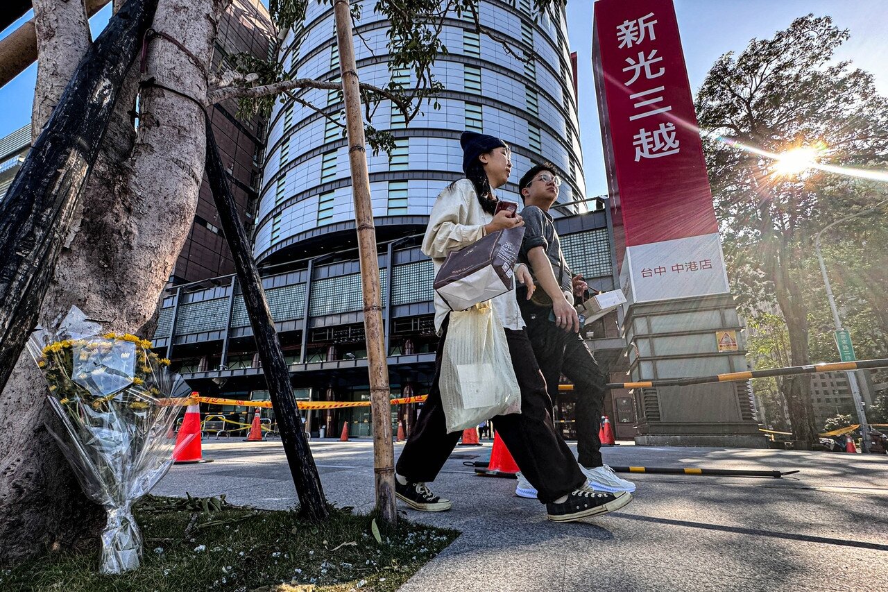 新光三越日前發生氣爆意外,有民眾在現場放花束慰藉亡者。圖/本報系資料照片