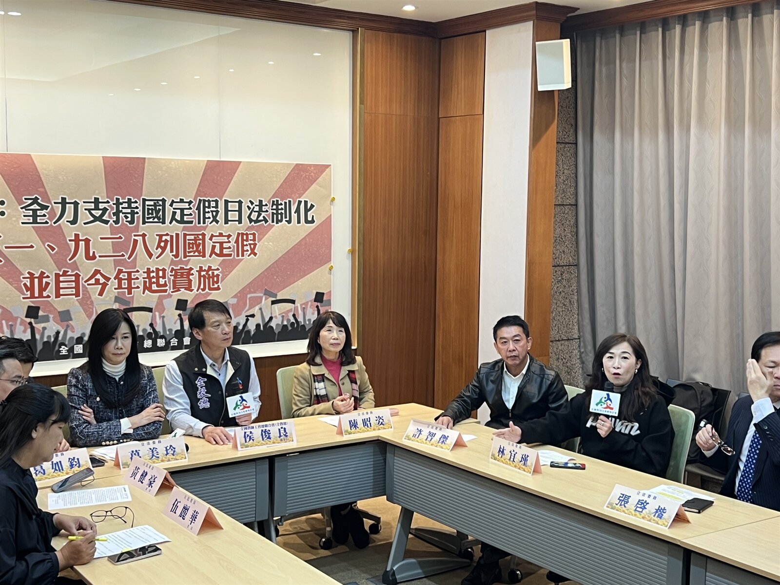 全國教師工會總聯合會今與跨黨派立委共同舉行記者會，朝野皆有共識，呼籲國定假日法制化，五一勞動節、928教師節均列為國定假日。記者屈彥辰／攝影【作者：屈彥辰，日期：2025-02-21，數位典藏序號：20250221114957792】 