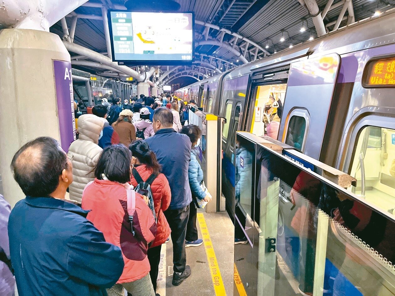 2025台灣燈會展期只剩今明2天,上周末人潮造成交通打結,桃園大眾捷運公司擬定多項疏運辦法。記者陳俊智/攝影