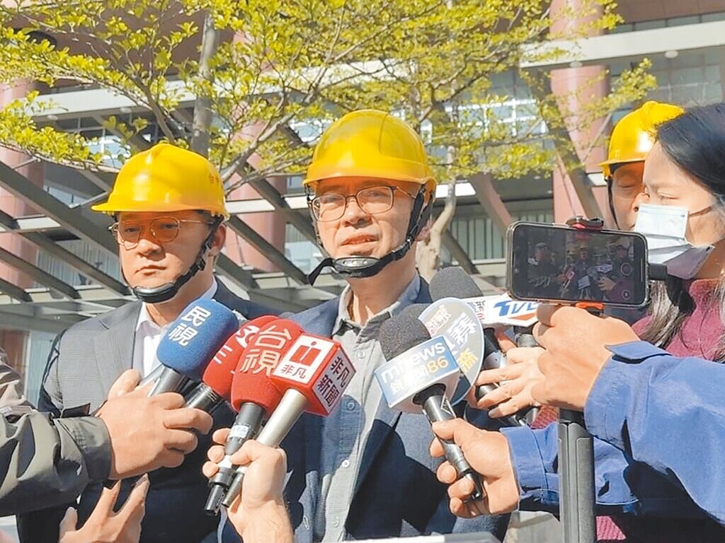 新光三越營業本部副本部長謝英明(中)21日表示,台中新光三越氣爆發生後至今全館封閉,所有貨品無法進出,已委任專業建築師與營造團隊進入勘驗,爭取加快完成安全評估及防護工作。(潘虹恩攝)