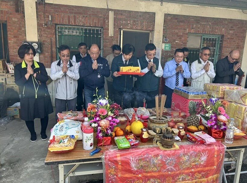 台南市民政局在南水署宿舍祭拜祈福,祈求保佑入住災民平安、災區快速恢復生機。圖/台南市政府提供