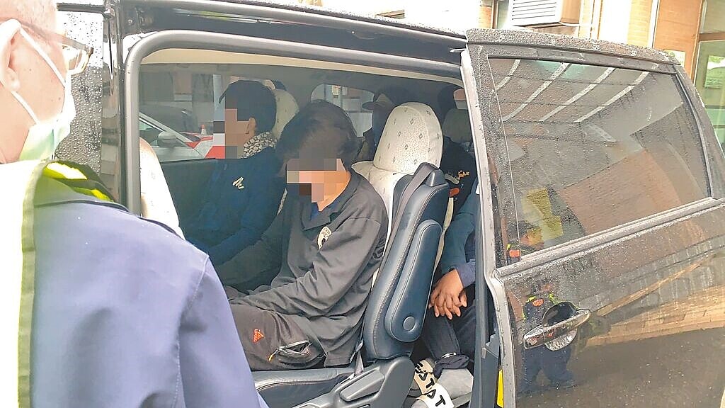 1輛廂型車20日凌晨0時在國道5號雪山隧道南下路段爆胎,警方處理事故時,發現車上有11名非法居留移工,警方移送宜蘭專勤隊裁處。(警方提供/李忠一宜蘭傳真)