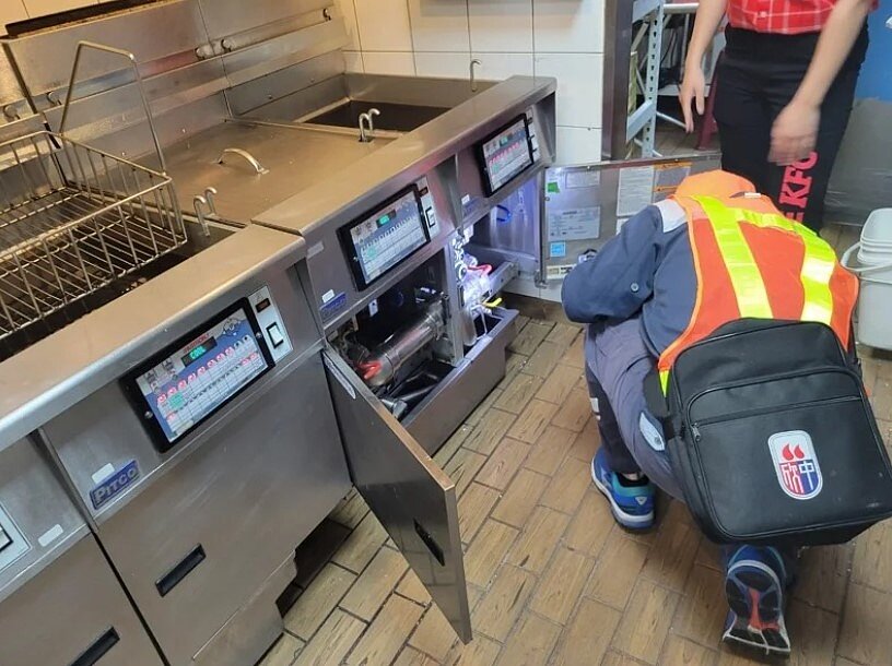 台中市府針對轄內39間大型量販店與百貨商場公安稽查,發現16家商場違失,主要違失項目是「餐廳廚房防火區劃缺失」。圖/市府提供