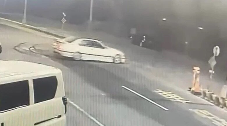 網路流傳白色轎車在台一線急速轉圈,柏油路面留下黑色胎痕。圖/截自網路影片