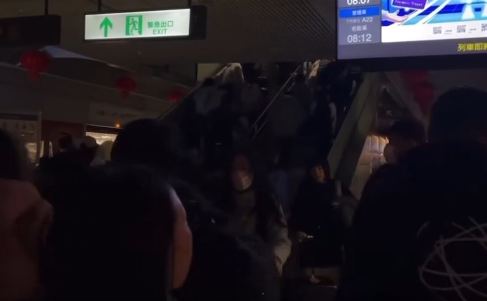 電扶梯、照明等站內部分設施受到影響,無法正常運作,旅客只能摸黑提行李上樓。圖:翻攝自黃瓊慧臉書