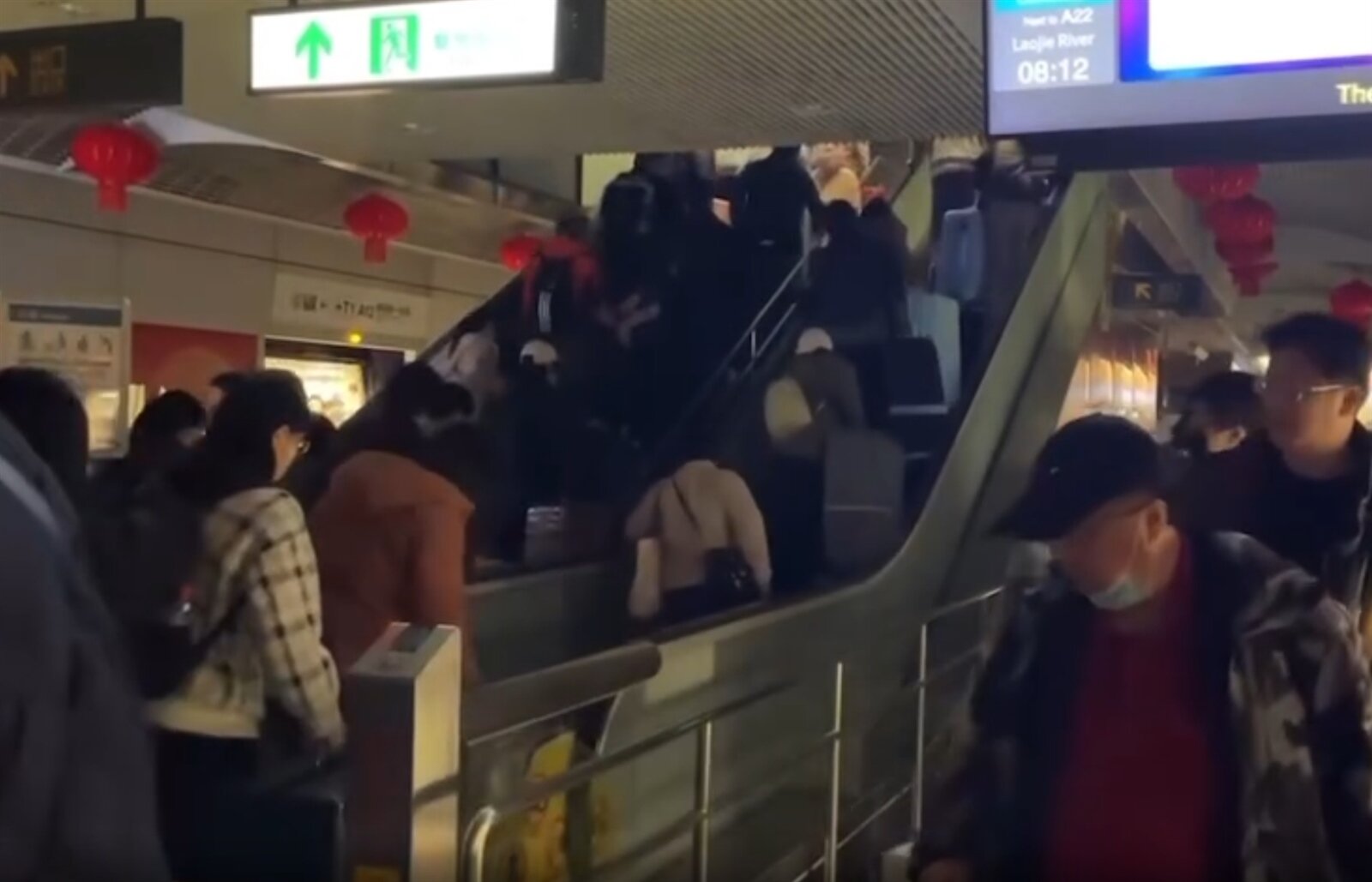 今日上午A8至A13站電力跳脫,跳電當下A8至A13車站失去一半電力。圖:翻攝自黃瓊慧臉書