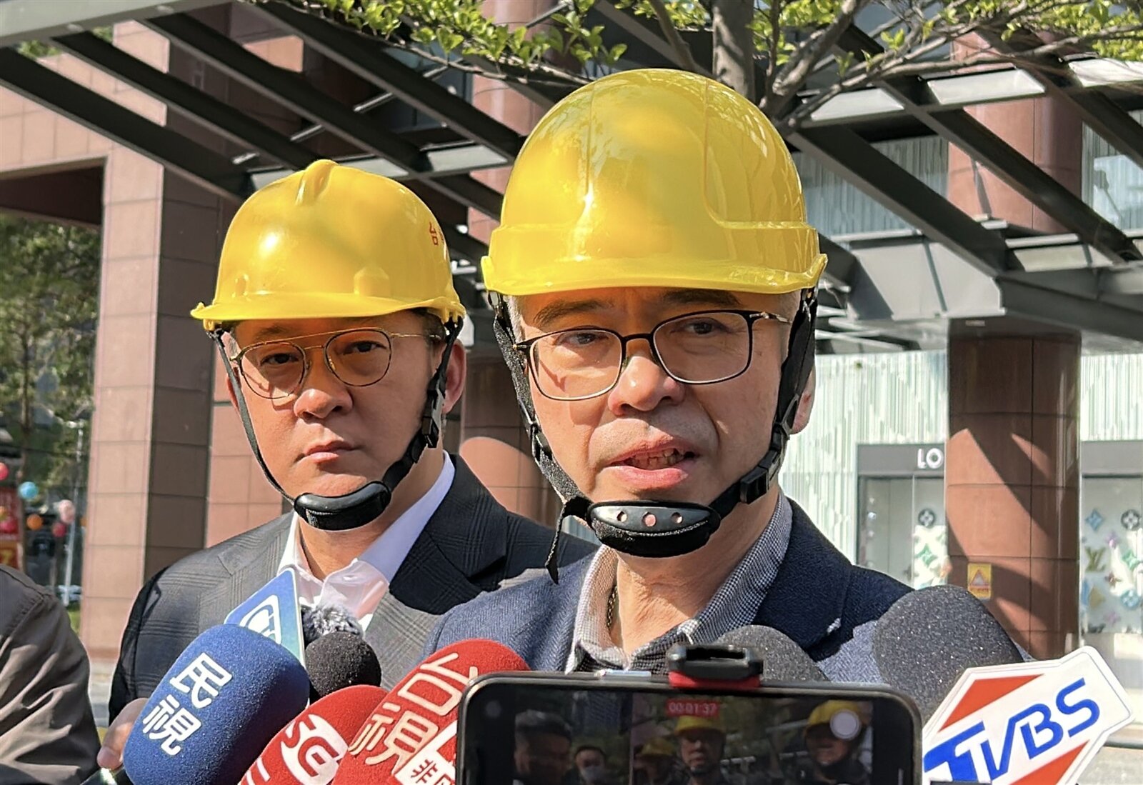 新光三越營業本部副本部長謝英明(右)昨天說,台中新光三越氣爆後,大樓在封閉狀況,新光三越進行安全場勘,在沒有安全措施之前,所有貨品沒開放拿取,考量安全疑慮。記者趙容萱/攝影