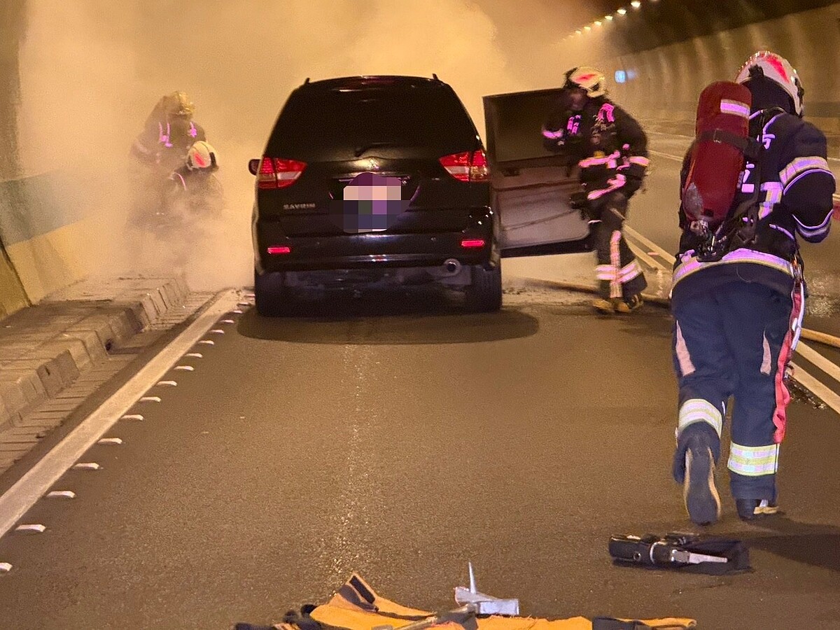 國道3號北上新店隧道內今天下午1時許發生一起火燒休旅車事故,車上共2男5女共7人急忙下車逃生,無人受傷,起火原因有待國道警察進一步調查釐清。記者王長鼎/翻攝