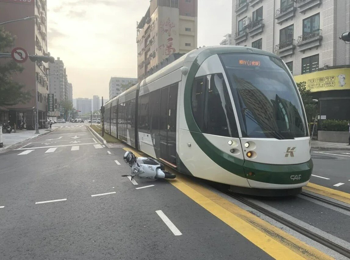 高雄輕軌車禍頻傳，警方分析，以汽機車未依標誌指示行駛最多。圖／記者林保光翻攝
