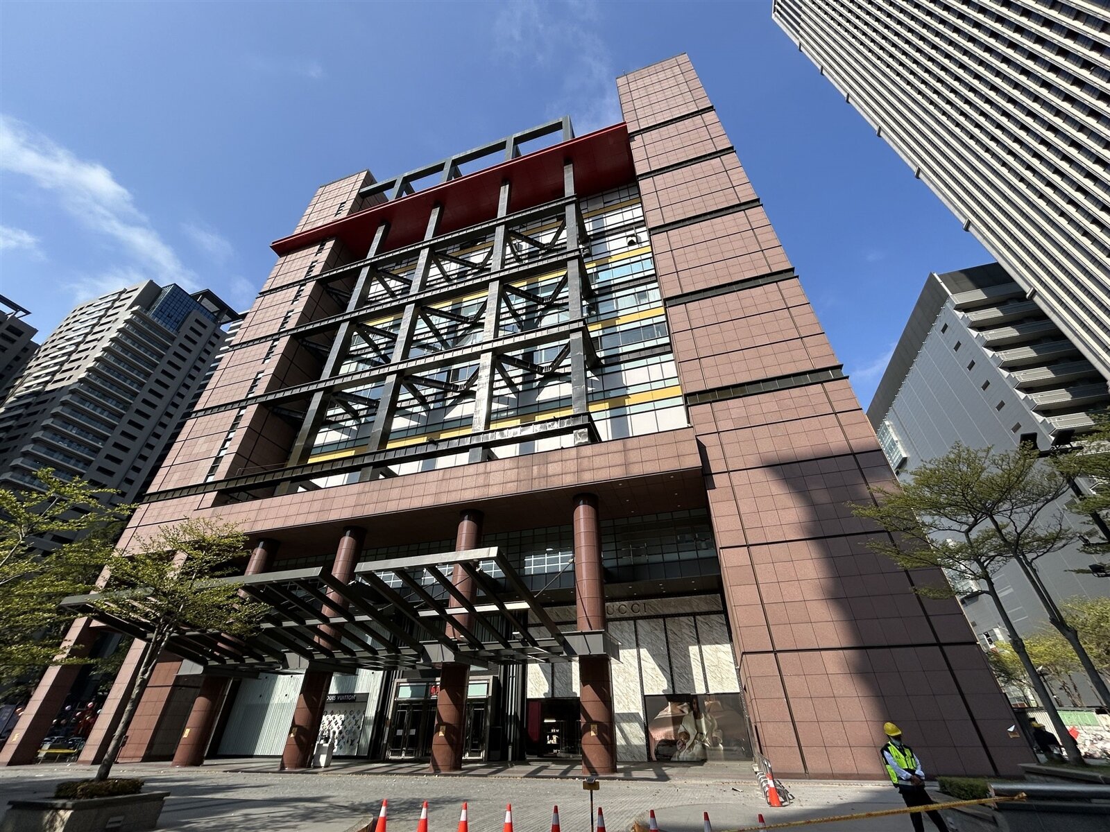 台中新光三越氣爆案至今，傳出有設櫃廠商尚有貨品在店內，都發局今審查通過新光三越的「建築物安全評估人員進出計畫」，原則上同意人員臨時進出。記者趙容萱／攝影 