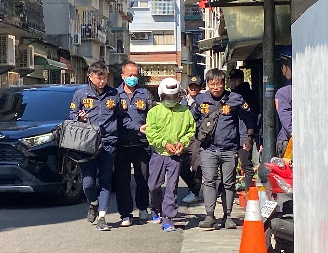 72歲張介宗涉殺害包括兄嫂在內的3名婦人分屍，檢警日前提訊他重回命案現場勘驗。本報資料照片 