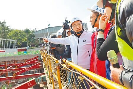 新北市長侯友宜(白衣)22日視察板橋第二國民運動中心工程進度。(呂健豪攝)