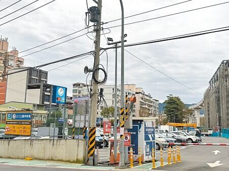 新北市鶯歌區公八公園平面停車場改建地下停車場規畫,因爭取不到中央經費挹注延宕許久。新北市交通局長鍾鳴時說,預計今年中就會上網招標發包工程。(柯毓庭攝)