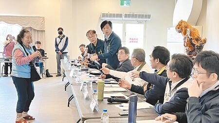 台南市政府22日在玉井、楠西、南化和東山開說明會,由副市長葉澤山(右六)率各局處首長、發言人出席,了解災民需求和心聲。(張毓翎攝)