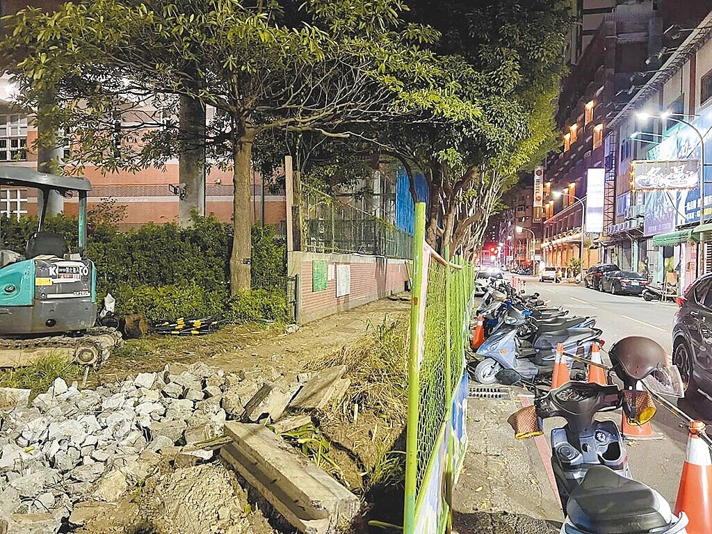 民進黨新竹市議員曾資程近日接獲陳情,指三民國中通學步道工程臨時設置的人行便道停滿了汽、機車,質疑根本是行人地獄陷阱。(曾資程提供/王惠慧新竹傳真)