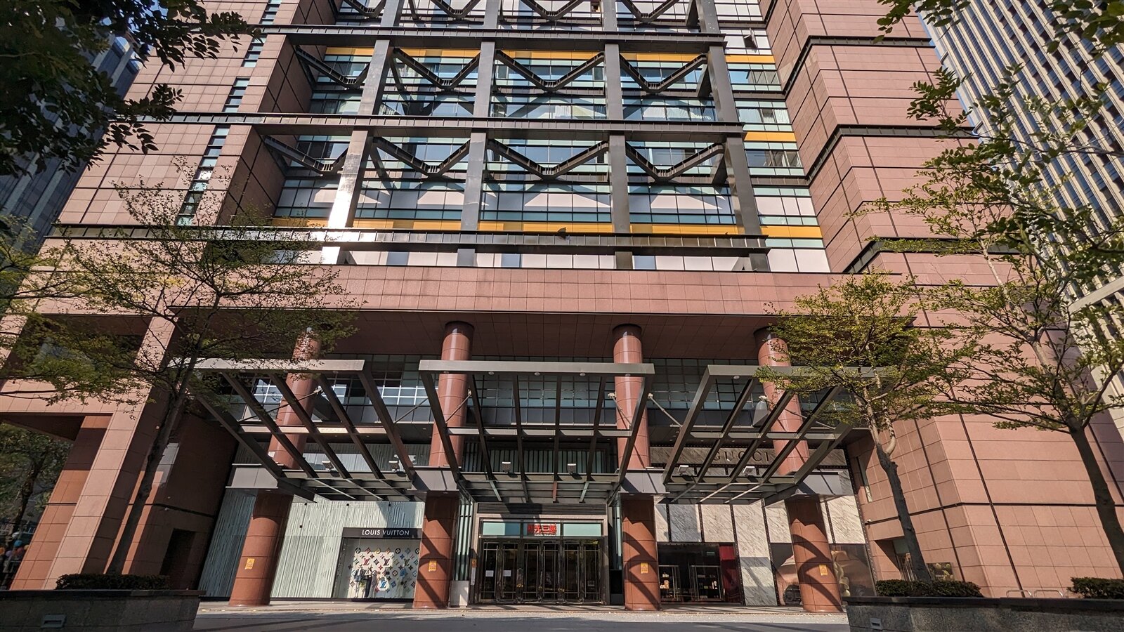 新光三越中港店全店封閉中,外傳最快下周將開放4區域讓員工進入,新光三越今否認。記者陳敬丰/攝影