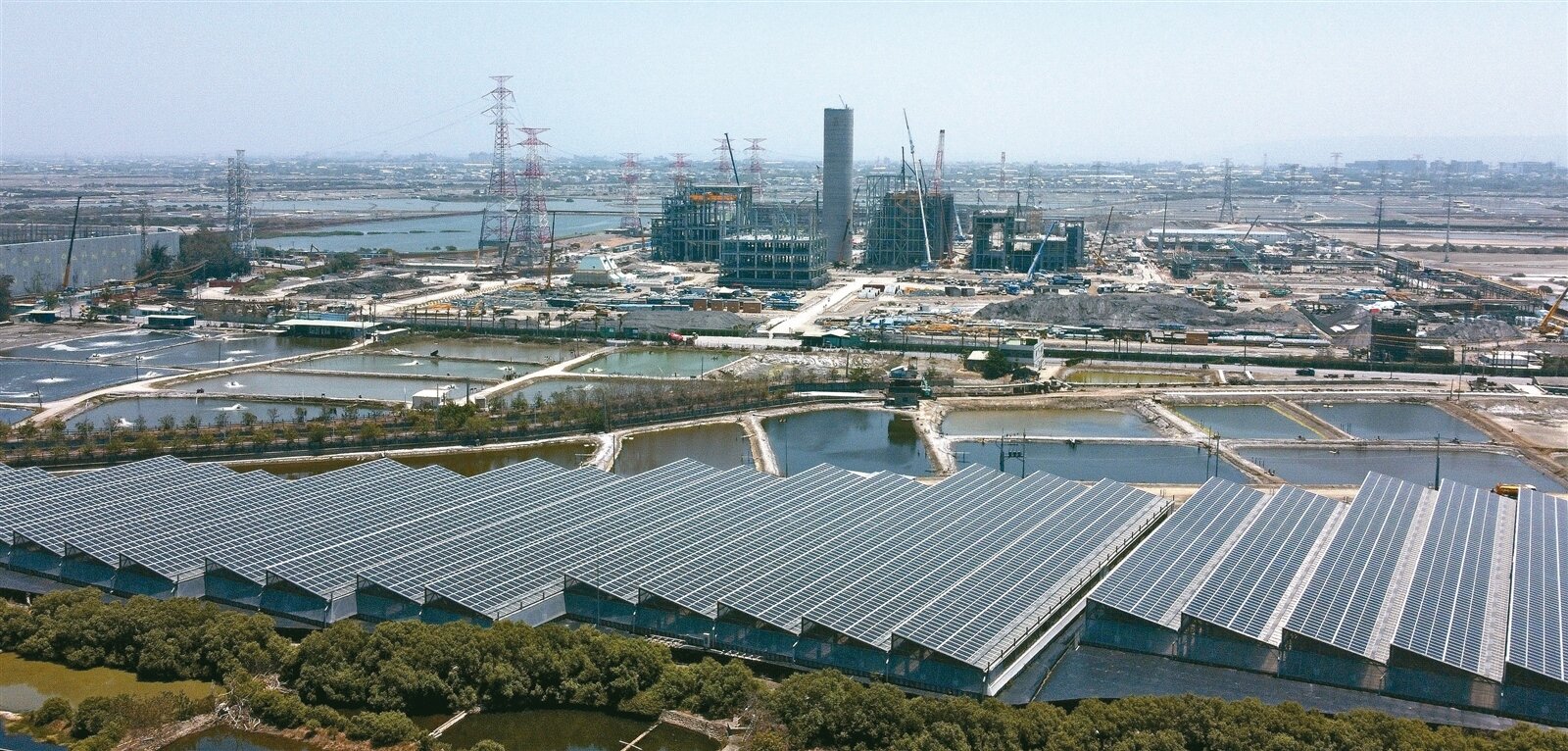 政府強調落實國家第二次能源轉型,依法朝非核家園邁進,是政府的責任。圖為高雄興達火力電廠外太陽能發電設施。圖/本報系資料照片