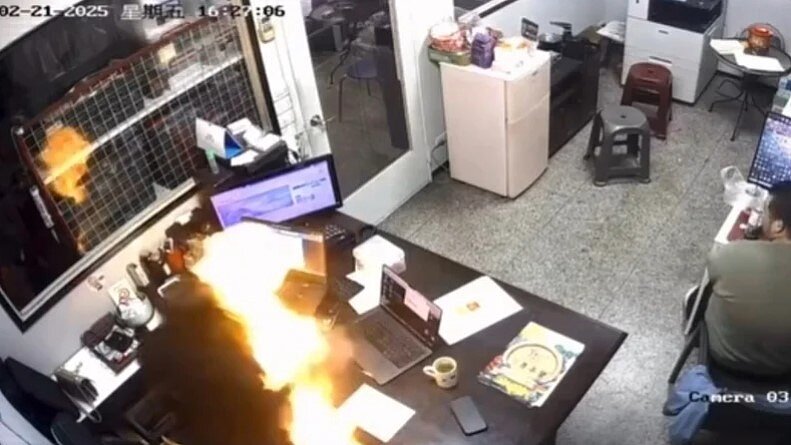 謝姓女子辦公時，放在電腦鍵盤前的磁吸式行動電源突然爆炸起火，造成她的頭、臉及頸部總表面積約1%二度燒傷，事後她PO文「提醒大家真的不要買磁吸的行動充」。圖／記者陳恩惠翻攝
