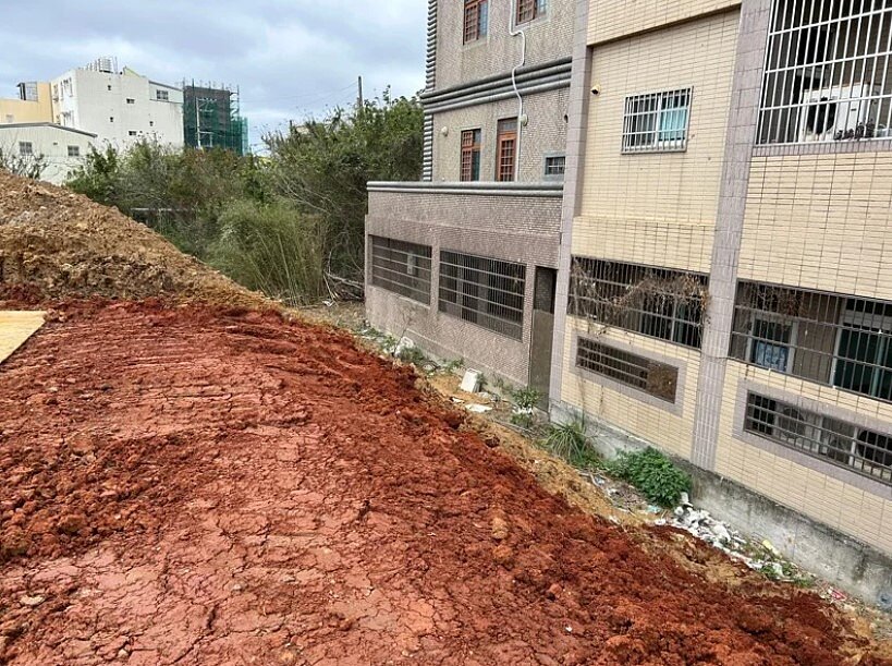 新竹縣湖口鄉新湖路一處都市計畫區內的文教區用地,近來竟被堆置高達1樓高、至少4公尺高的土方。圖/吳淑君提供
