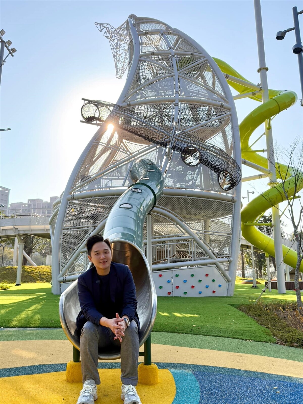 桃園市政府耗時約2年改造八德區楓樹腳公園,16公尺高的長頸鹿遊具是最大亮點。圖:翻攝自桃園市議員許家睿臉書