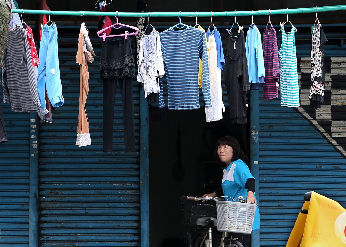 近來陰雨綿綿，不少民眾會將洗好的衣服，從陽台拿至室內曬晾乾，不過林口長庚臨床毒物中心主任顏宗海說，此舉將導致環境中的濕度上升，更容易滋生微生物，誘發呼吸道疾病。示意圖。本報資料照 