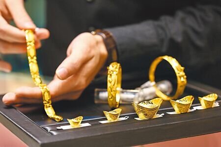 公股銀行指出,,避險買盤持續流入金市,預期金價將持續震盪上行。 圖∕本報資料照片