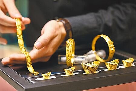 
公股銀行指出，，避險買盤持續流入金市，預期金價將持續震盪上行。  圖∕本報資料照片
