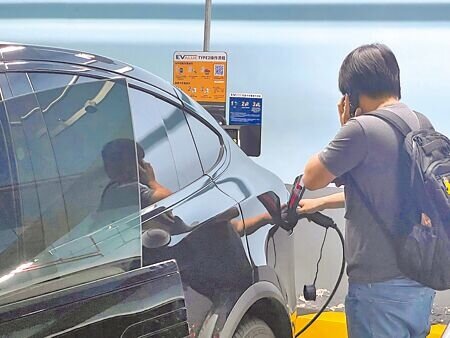 
全台電動汽機車數量快速攀升，2020年台灣電動汽車登記為1.1萬輛，去年12月底突破9.8萬輛，但中央法令趕不上科技發展，六都皆向中央喊話必須盡快讓全國有統一規定。（張珈瑄攝）
