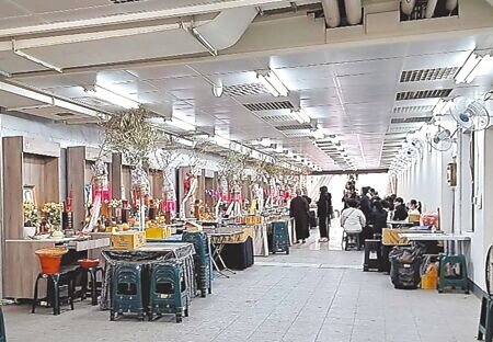 台南市立殯儀館內的一般豎靈區設置在地下室,目前天天爆滿,許多家屬只能等其他喪家完成出殯移出後才能使用。(程炳璋攝)