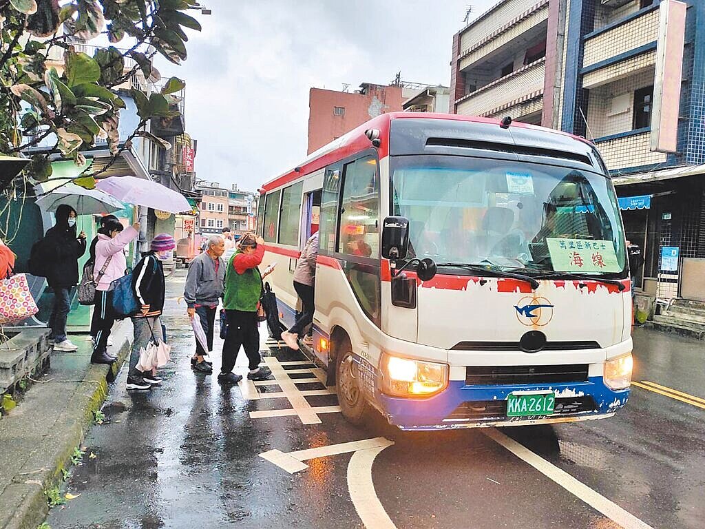 萬里居民搭乘社區巴士。（萬里區公所提供／張鎧乙新北傳真）