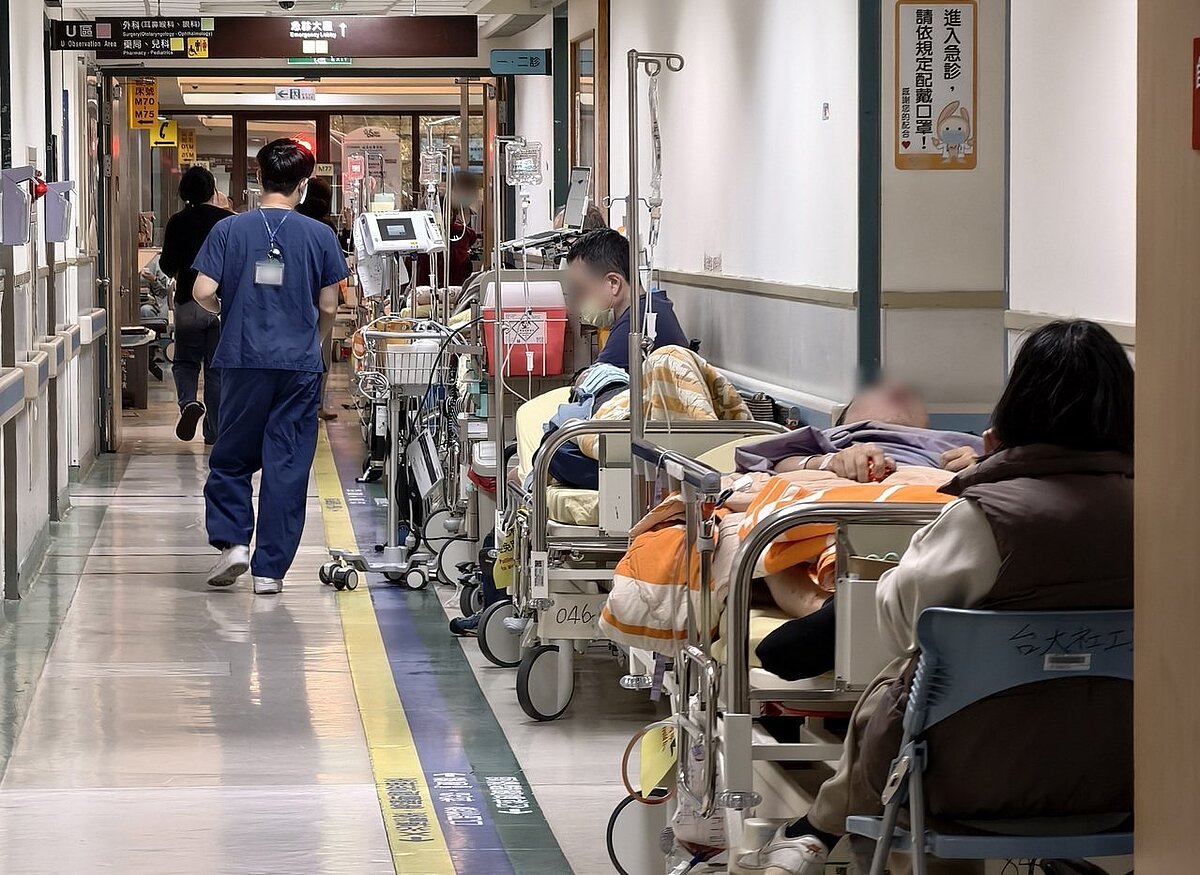 春節迄今,各大醫療院所的急診室爆滿,但是急診醫護人力十分吃緊,拉長了整個診治流程。圖/民眾提供