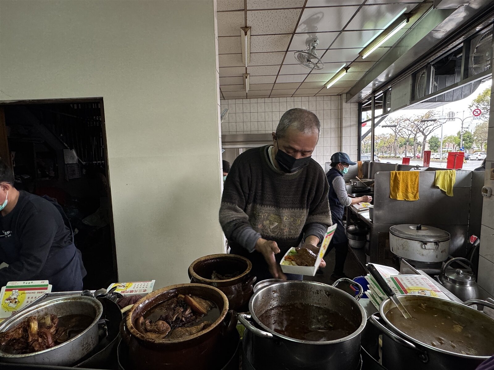 豐原「老三元」便當店最近重開幕,一周經營4天,平均排一小時才買到。記者游振昇/攝影