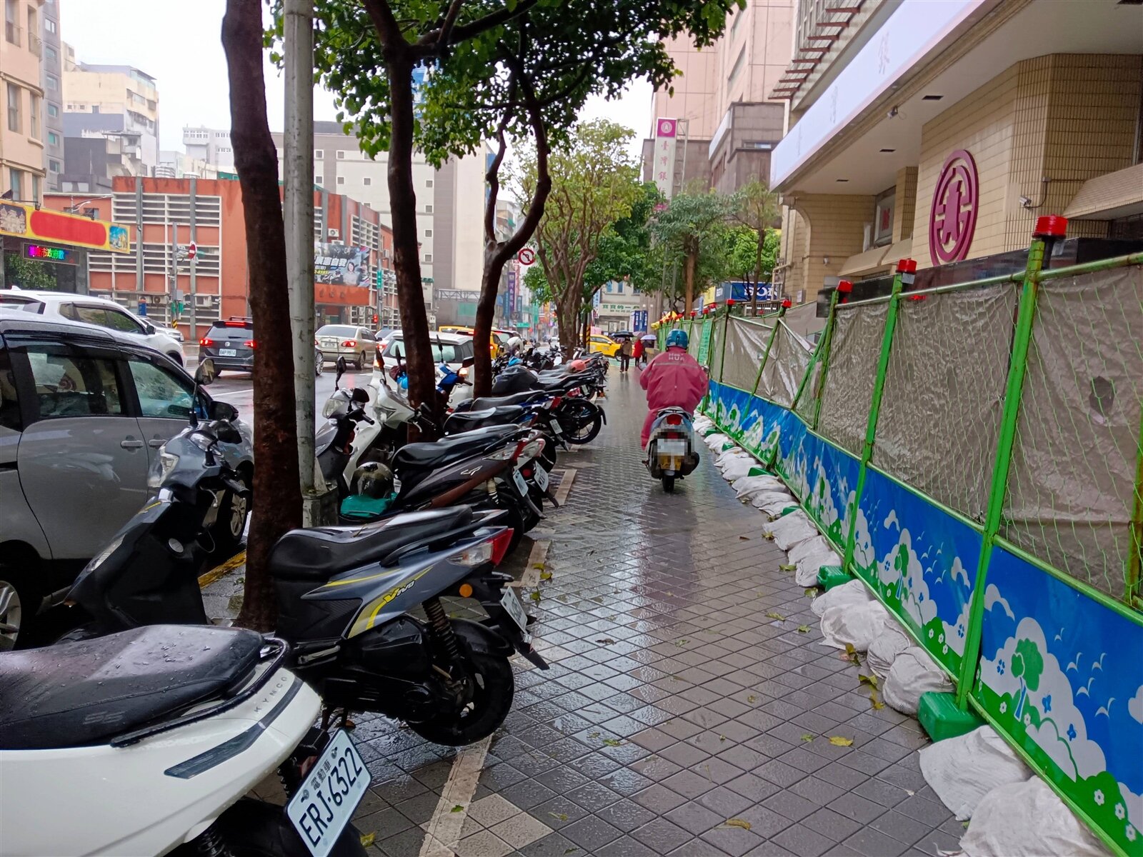 基隆市警局今天表示，3月1日起加強取締車輛違規行駛人行道，確保行人路權及安全。記者邱瑞杰／攝影 