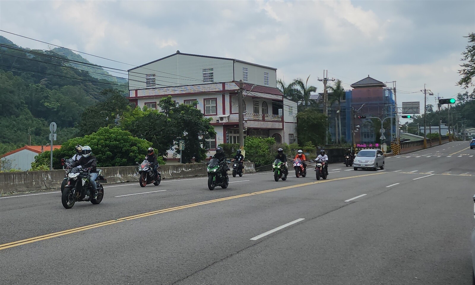 台三線苗栗三灣、獅潭路段彎道多，成為大型重機騎士喜歡馳騁的路段，有些騎士不遵守交通規則，引起地方反彈。圖非事件當事人。記者胡蓬生／攝影 