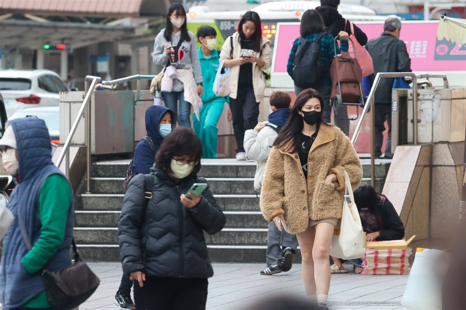 大陸冷氣團影響至明天清晨,部分地區低溫下探10度,明天白天之後回溫。本報系資料照片