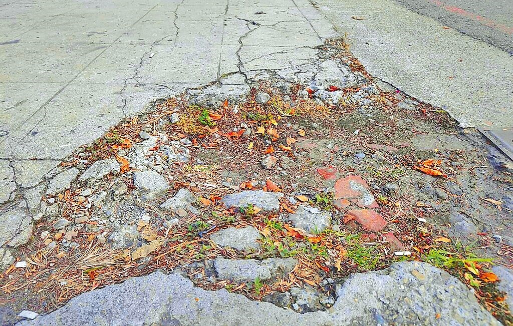 台中市北區中清路與美德街附近,人行道破損且高低落差大,市議員陳俞融憂心路面不平整會導致民眾不慎跌倒。圖/陳俞融提供