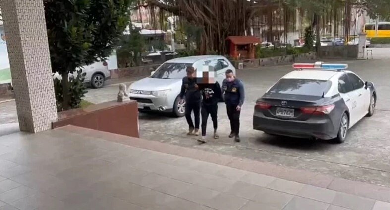 花蓮縣新城鄉57歲傅姓男子,因不滿鄰居經常吵鬧而制止,卻發生衝突被圍毆,送醫後昏迷,警方依殺人未遂罪嫌,將主嫌周姓男子移送法辦。圖/新城警分局提供