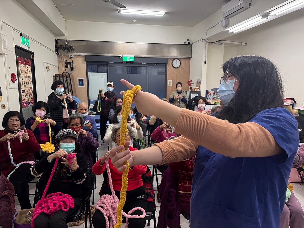 永樂關懷據點-手指圍巾DIY