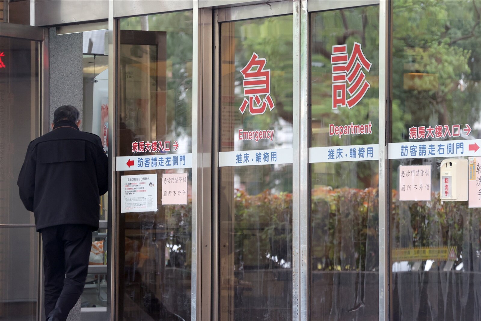 新光醫院急診醫學科主任張志華表示,急診室亂象已經是「老問題」,呼籲從改善醫護人員薪資結構、工作環境以及落實分級醫療。本報資料照片