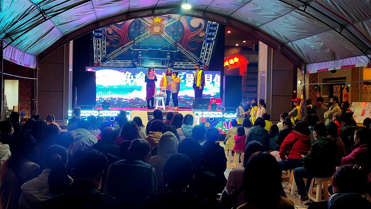 青年市社區管委會與新北市中和區中原里辦公處聯合舉辦「元宵節聯歡活動」,豐富舞台節目,吸引大小朋友觀賞。