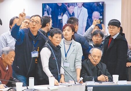 公民團體建議應將協和電廠轉為地熱能源,並批評轉為燃氣發電與淨零目標相悖。圖為「協和發電廠更新改建計畫」1月17日召開的第六次環評初審會議,民團在閉門會議前抗議。(本報資料照片)