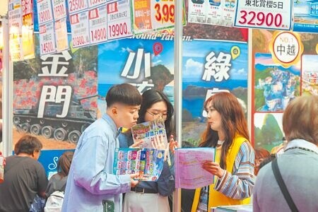 
旅行業品質保障協會昨日說明2025年第2季合理團費，日本因匯率上漲，加上要舉行世界博覽會，團費漲10％左右。圖為2025台北旅展內的展位。（本報資料照片）

