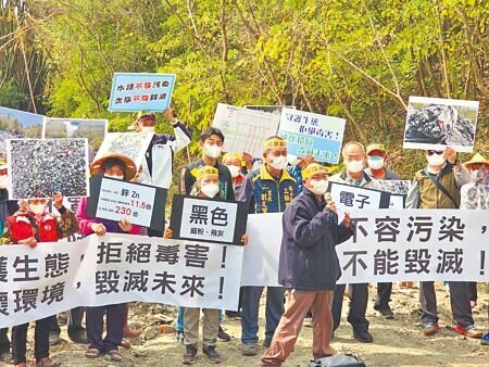 高雄市馬頭山遭不肖人士大量傾倒廢棄物,涉案犯嫌卻僅5至8萬元交保,讓環團不滿、希望嚴懲。(任義宇攝)