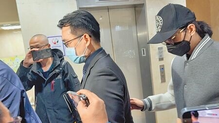 
台北地檢署偵辦精舍命案，24日傳喚藝人李威（右一），將他由證人改列被告，訊後30萬交保。（賴佩璇攝）
