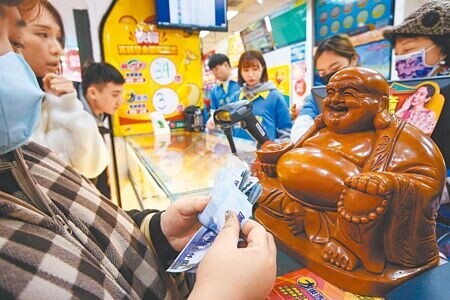 連槓33期的威力彩終於開出來了!台灣彩券24日晚間公告,威力彩頭獎20.07億元開出,獎落新北市樹林區。(本報資料照片)